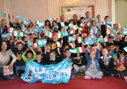 Gli ospiti argentini accolti in municipio dai bambini delle classi di prima elementare 